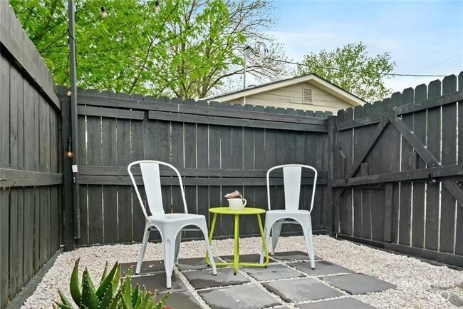 Building Photo - 110 SE 13th St