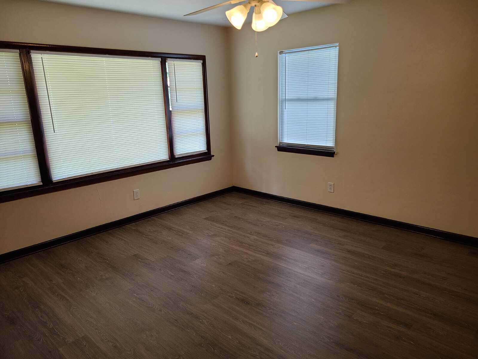 Building Photo - 309 Woodview Ave