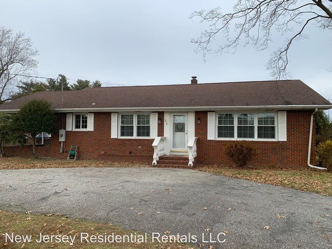 Building Photo - 3 br, 1 bath House - 3070 E Chestnut Ave