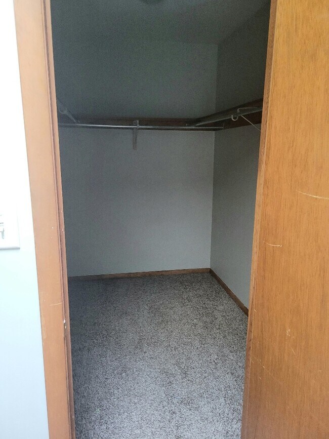 Building Photo - 585 Friendship Dr