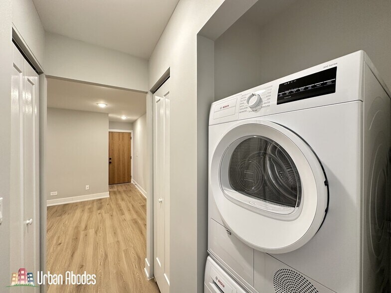 Building Photo - 533 W Aldine Ave