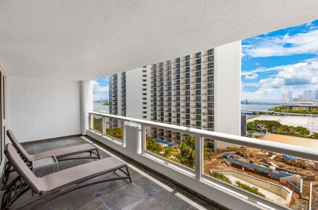 Building Photo - 1717 N Bayshore Dr