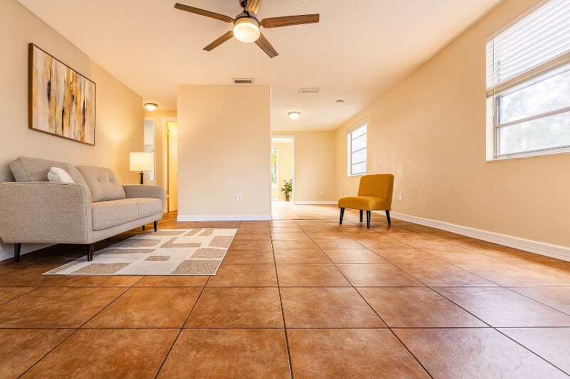 Building Photo - 3919 3rd Ave Dr E