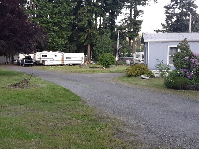 Building Photo - 1/2 off 1st Month's Rent ! Country Setting Single Wide Manufactured Home Silverbrook RV Park
