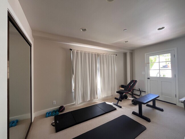 Building Photo - Ojai Views