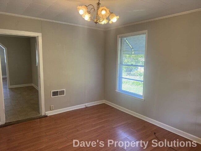 Building Photo - Refreshed and Move-In Ready
