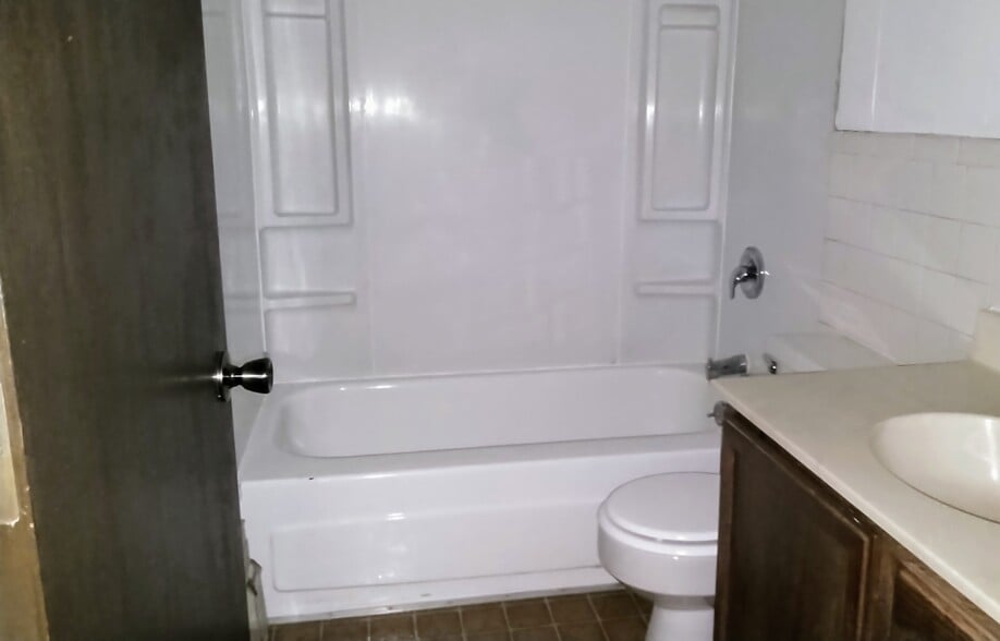 bathroom - 414 10th Ave S
