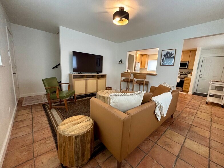 Loving room - 337 D St