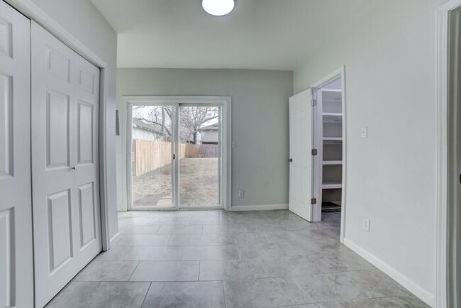 Building Photo - Move in Special! Stylish 3/1 Newly Renovat...