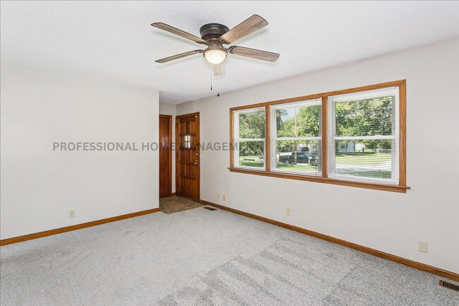 Building Photo - Charming 3 bedroom 1 bath home with 2 garages! Available For Rent To Own!