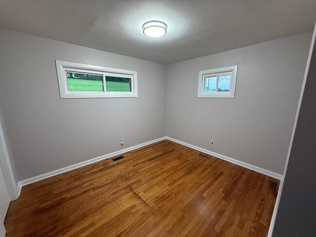 Building Photo - Spotless & Spacious! 3BR Home Near Volunte...