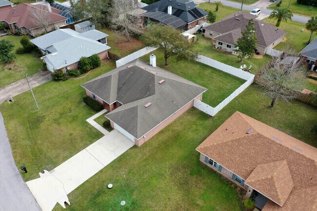 Building Photo - 6 Lemay Pl