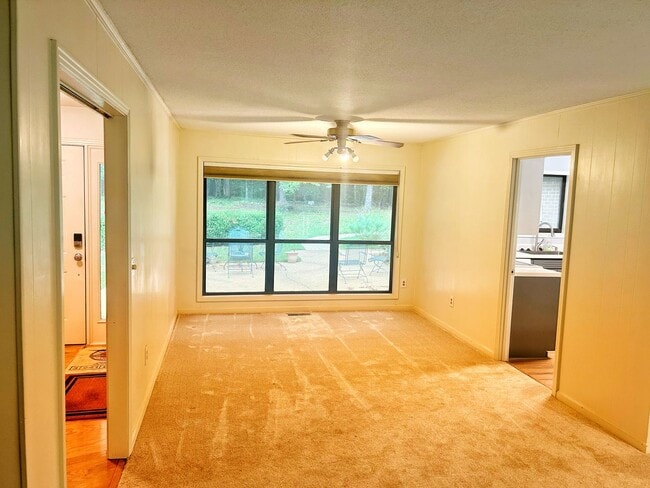 Building Photo - Five bedroom home on one acre of land loca...