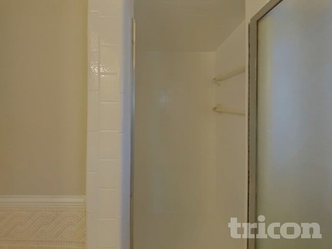 Building Photo - 1012 Wembley Rd