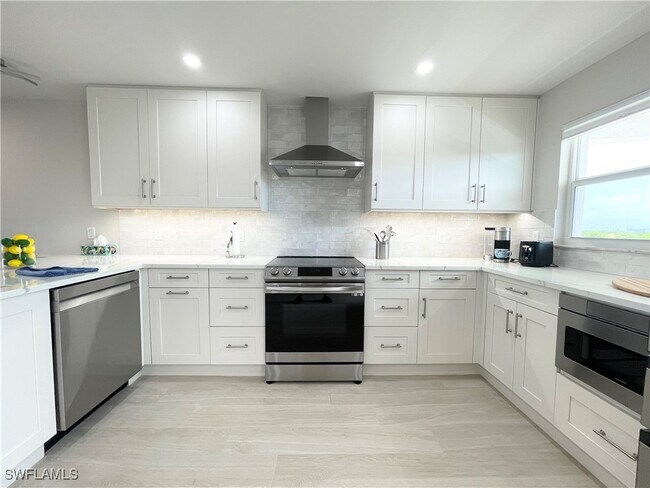 Building Photo - 12945 Vanderbilt Dr