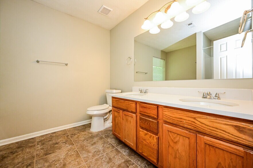 Building Photo - 2059 Oak Terrace Dr SE