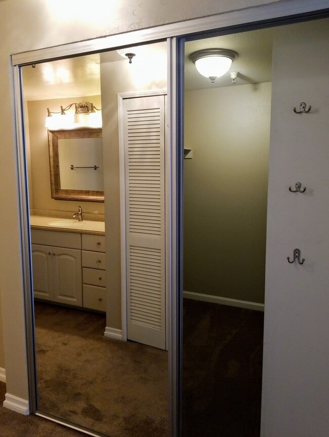 Building Photo - $2595. Marina District upgraded 1bd 1ba with balcony 735 sq ft