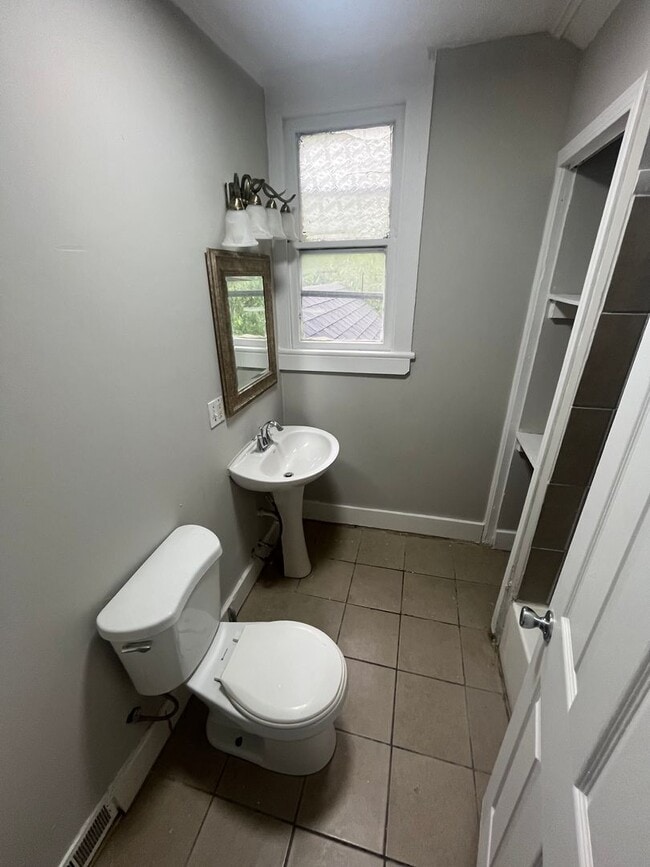 Building Photo - Section 8 Accepted! Spacious newly renovat...