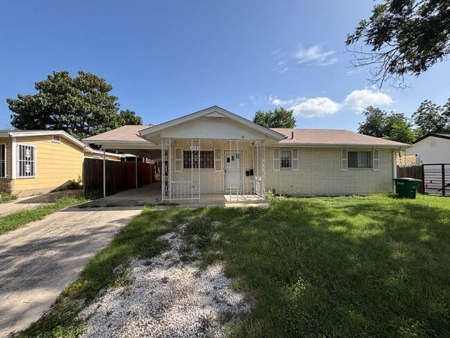 Building Photo - 2 bedroom/1 bath available for IMMEDIATE M...