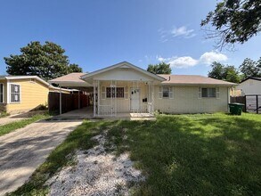 Building Photo - 2 bedroom/1 bath available for IMMEDIATE M...