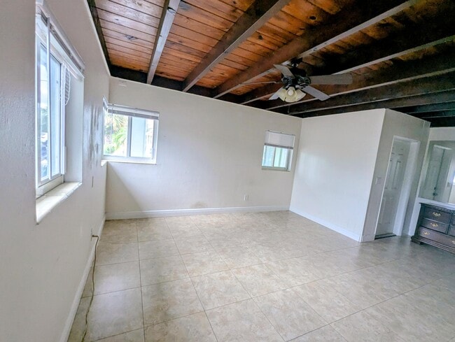 Building Photo - 321 SE 15th Ave