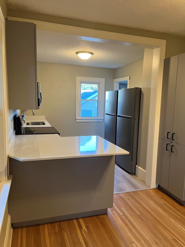 Building Photo - 1093 25th Ave SE