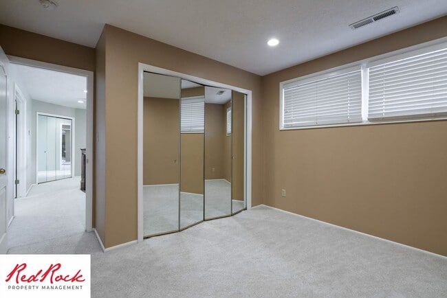 Building Photo - Spacious 5 Bedroom Home in A Quiet Communi...