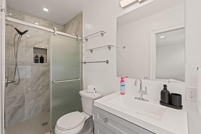 Building Photo - 613 Harvard St NW