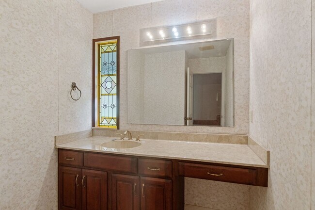 Building Photo - Escape to Your Private Paradise!