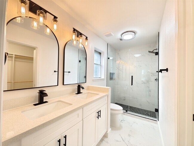 Building Photo - 4106 Clovernook Ln