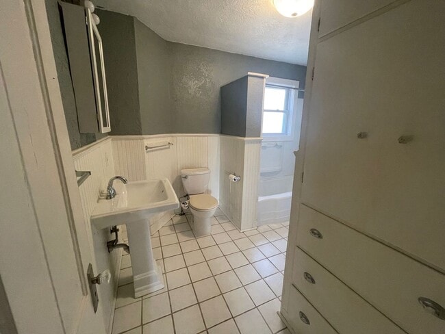 Building Photo - Beautiful 3 Bedroom Home