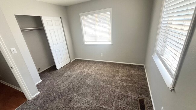 Building Photo - 5 Bedroom / 2 Bathroom house in Sandy