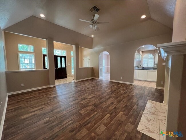 Building Photo - 742 W San Antonio St