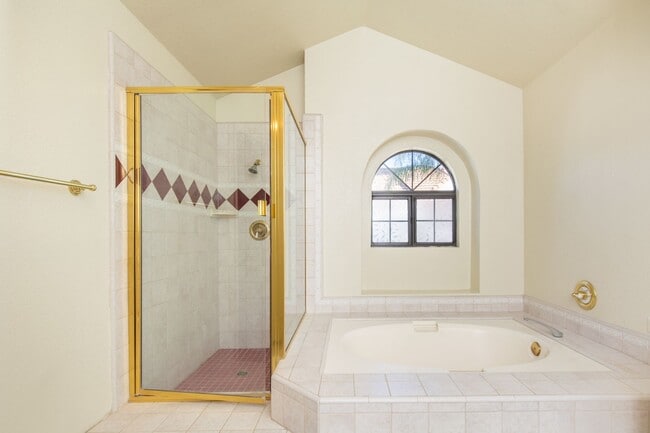 Building Photo - Highly Desirable 3 bedroom / 3 bath Cul-de...