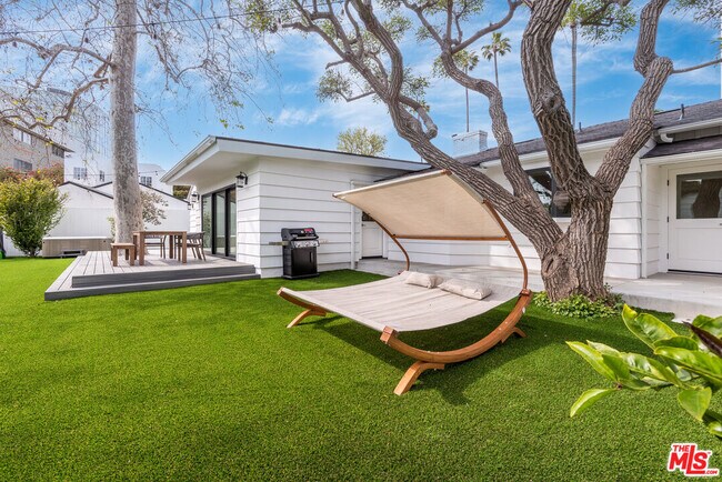 Building Photo - 527 S Bentley Ave