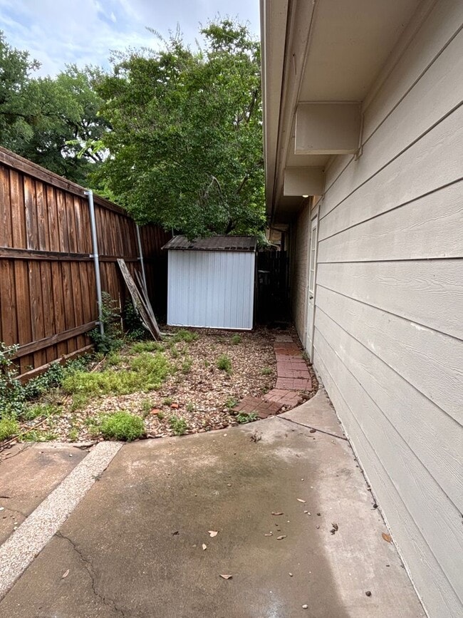 Building Photo - 5026 Bellaire Dr S