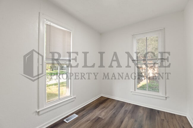 Building Photo - 301 N Spruce St