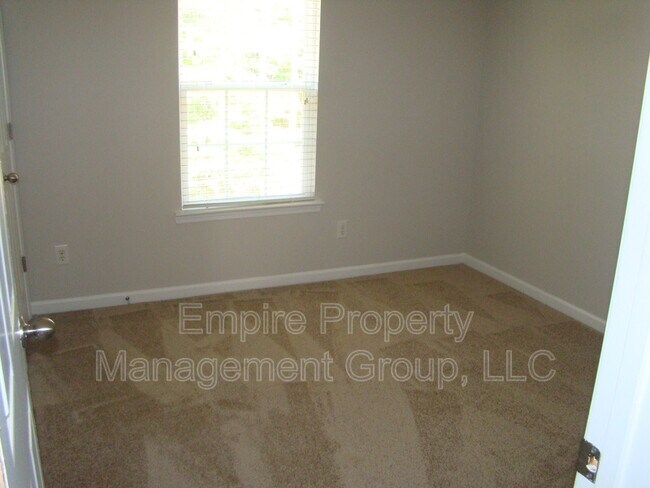 Building Photo - 384 Denman Loop