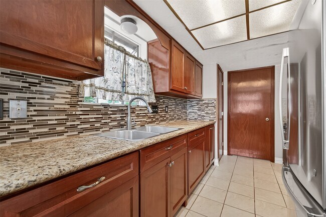 Building Photo - 7403 Shady Vale Ln