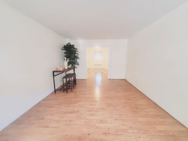 Building Photo - 444 Bedford St