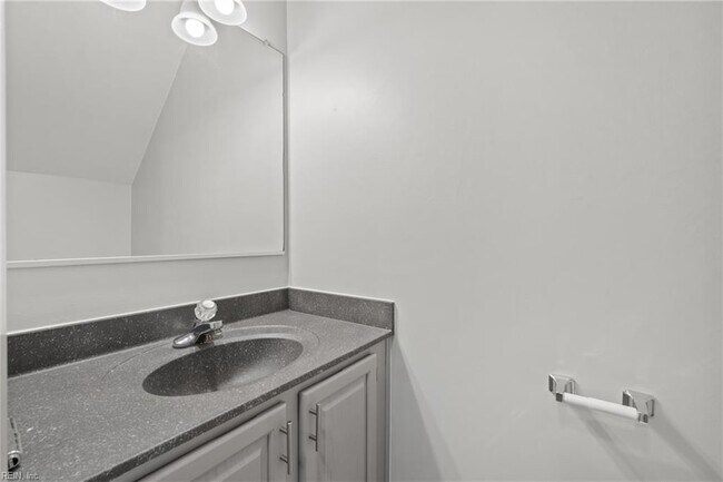 Building Photo - 714 Sutherland Dr