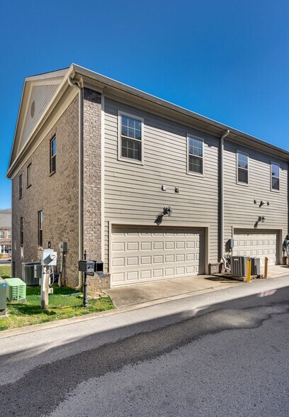 Building Photo - 1325 Moher Blvd