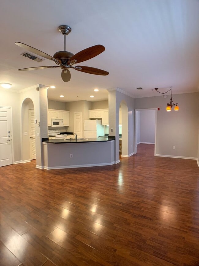 Building Photo - New listing 2/2 with pool view