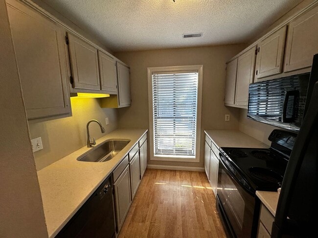 Building Photo - Convenient Townhome just off Lawndale Dr i...