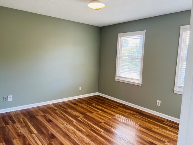 Building Photo - 113 Pine Gate Dr