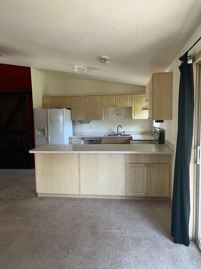 Building Photo - Large 3 bed/2 bath single family home