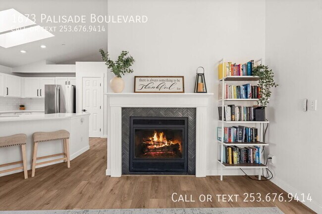 Building Photo - 1673 Palisade Blvd