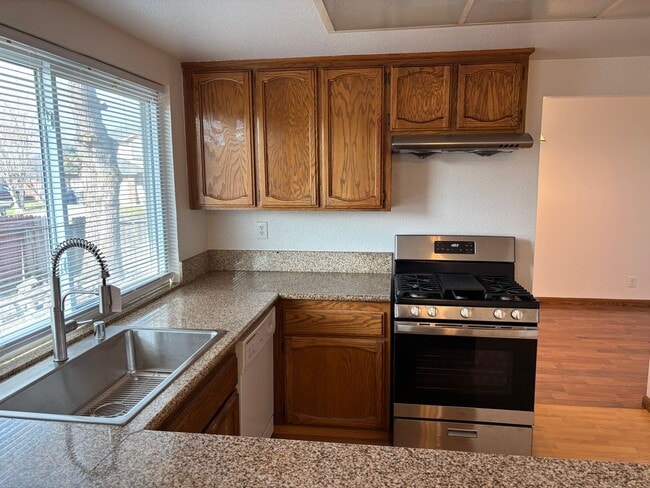 Building Photo - Close to Schools & Shopping