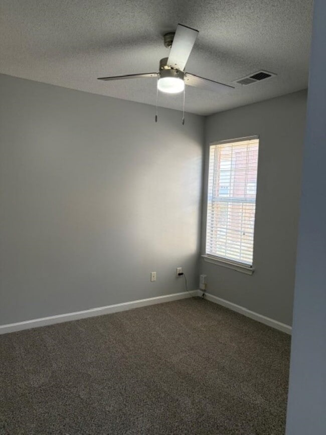 Building Photo - 1139 Breezy Valley Dr