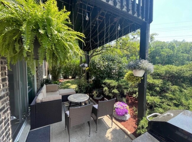 Building Photo - 952 E Old Willow Rd